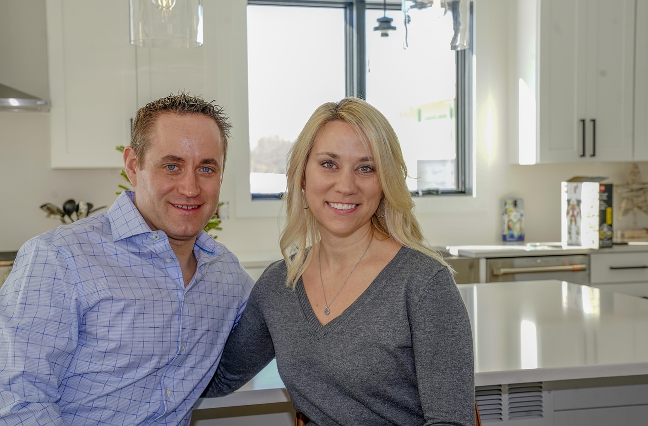 Blij stel na het vinden van hun droomhuis